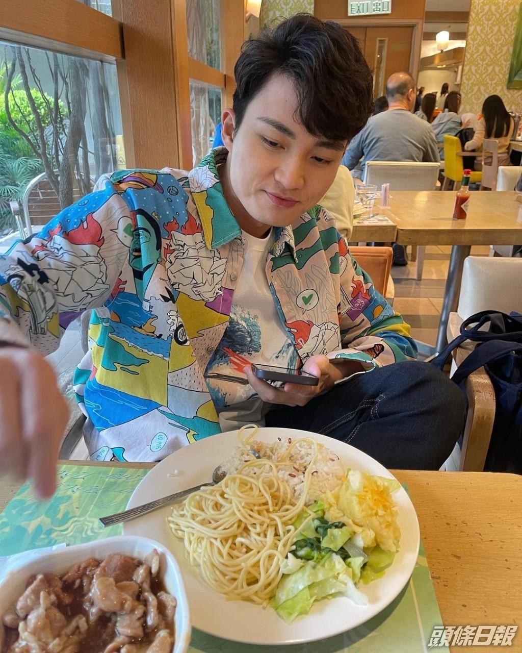 周嘉洛面前成碗肉，一定夠飽。